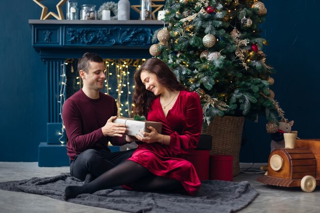 Hermosa pareja celebrando la Navidad