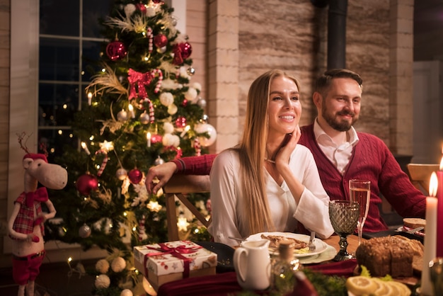 Hermosa pareja en una cena de Navidad