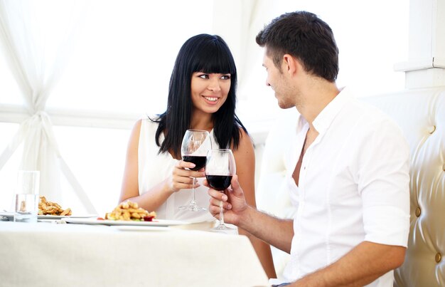 Hermosa pareja con una cena romántica en el restaurante