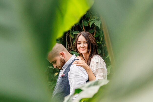 Foto una hermosa pareja de chicas y chicos en el parque entre árboles tropicales