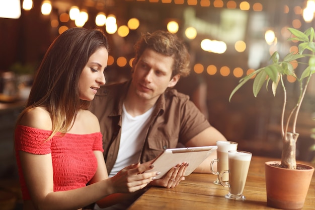 hermosa pareja en una cita en el café