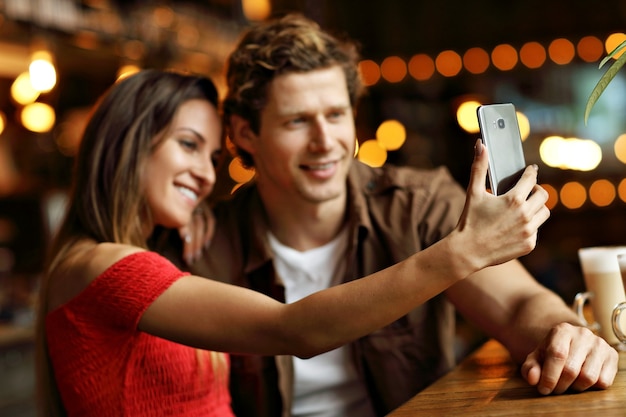 hermosa pareja en una cita en el café