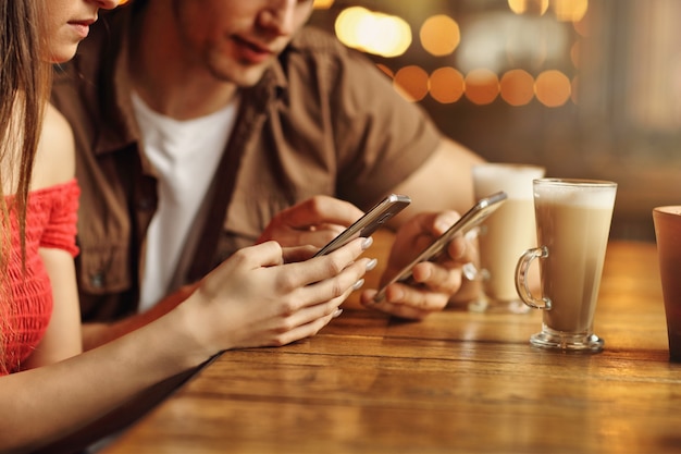 hermosa pareja en una cita en el café