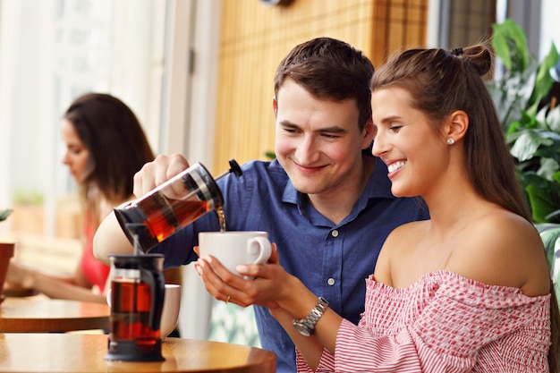 hermosa pareja en una cita en el restaurante