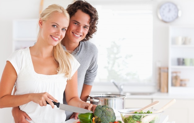 Hermosa pareja cocinando