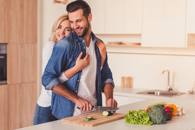 Hermosa pareja cocinando