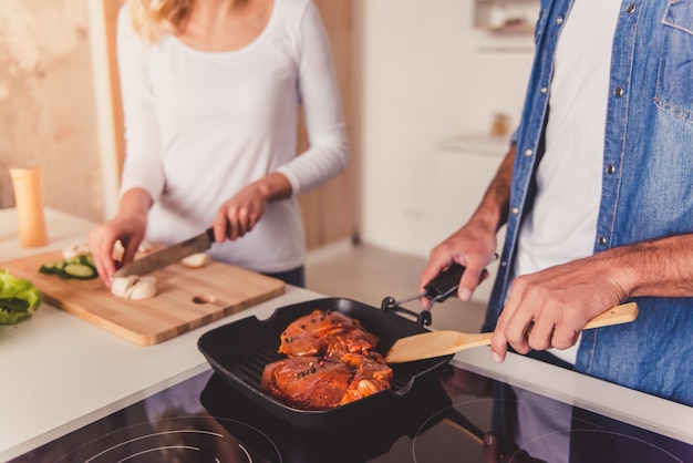 Hermosa pareja cocinando