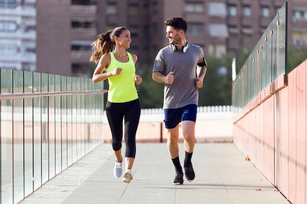 Hermosa pareja corriendo en la calle.