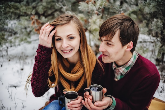 Hermosa pareja divirtiéndose en invierno