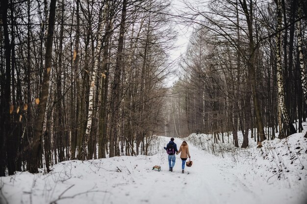 Hermosa pareja divirtiéndose en invierno