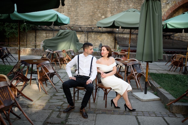 Hermosa pareja elegante en una cita en las calles de la ciudad vieja.