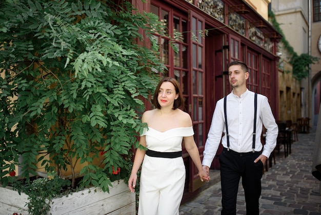 Hermosa pareja elegante en una cita en las calles de la ciudad vieja