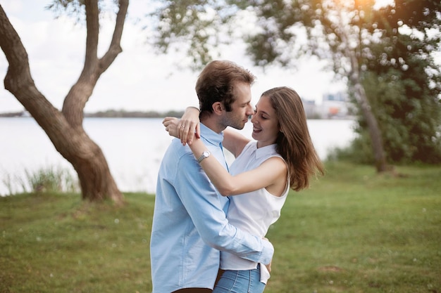 Hermosa pareja enamorada abrazándose tiernamente