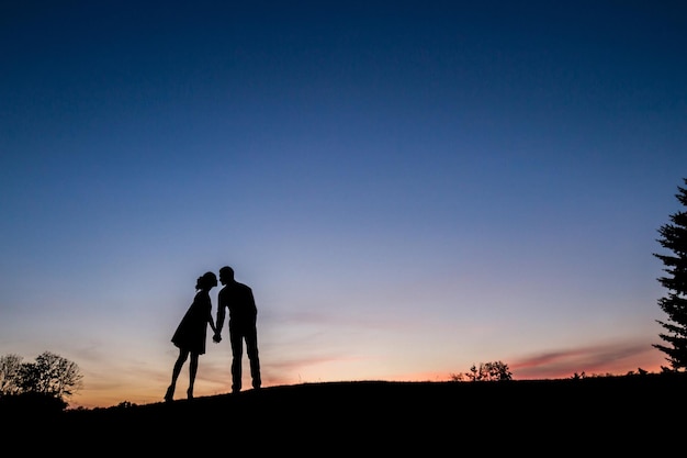 Hermosa pareja enamorada cita en el parque viaje romántico amantes de la historia de amor en un paseo