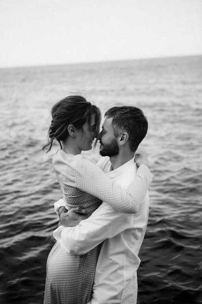 Hermosa pareja enamorada en una playa del lago