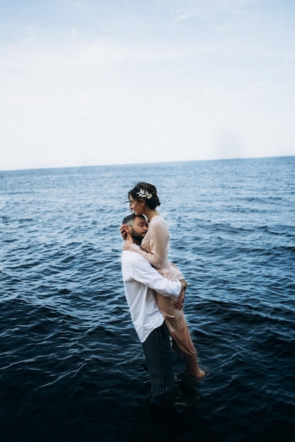 Hermosa pareja enamorada en una playa del lago