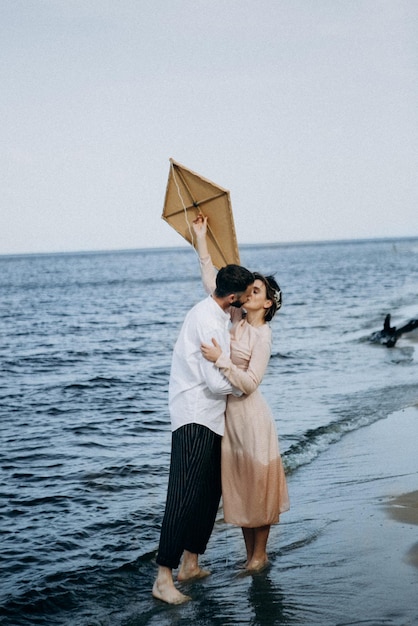 Hermosa pareja enamorada en una playa del lago