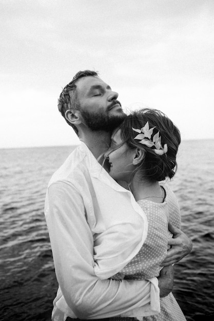 Hermosa pareja enamorada en una playa del lago