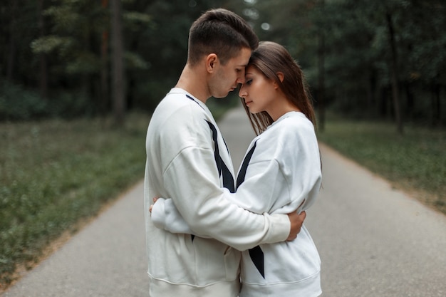 Hermosa pareja de enamorados abrazándose en el parque