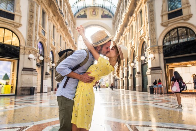 Hermosa pareja de enamorados de compras en el centro de la ciudad. Turistas juguetones que visitan una famosa ciudad europea