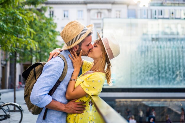 Hermosa pareja de enamorados haciendo turismo por el centro de la ciudad. Turistas juguetones que visitan una famosa ciudad europea