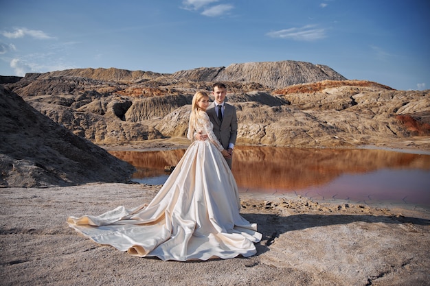 Hermosa pareja de enamorados en un paisaje fabuloso