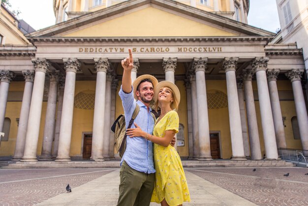 Hermosa pareja de enamorados visitando un monumento famoso