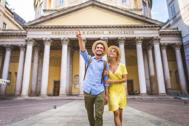 Hermosa pareja de enamorados visitando un monumento famoso