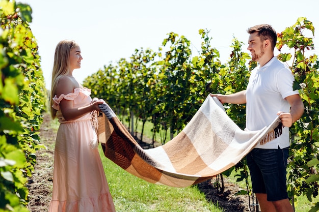 Hermosa pareja extiende cuadros sobre la naturaleza