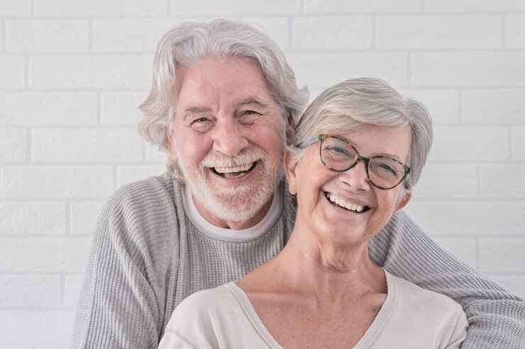 Hermosa pareja feliz de dos personas mayores abrazándose - de pie divirtiéndose en casa - concepto de jubilación serena