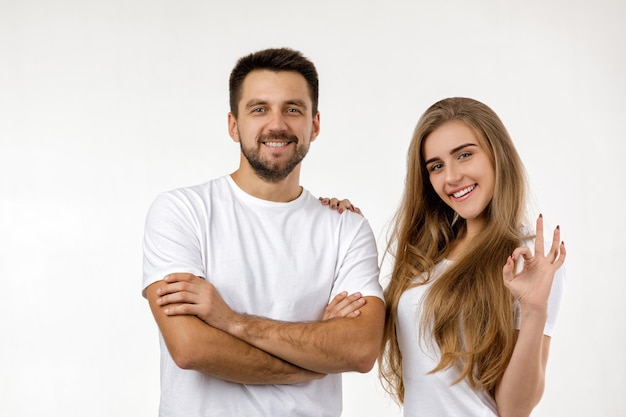 Hermosa pareja feliz mirando a la cámara