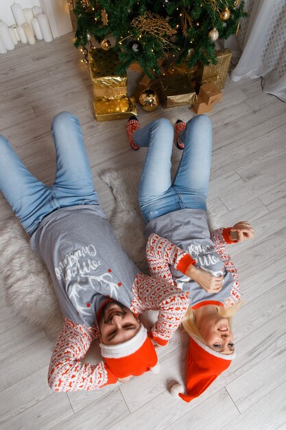 Hermosa pareja feliz en un paisaje navideño