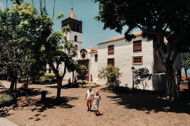 Hermosa pareja con gafas en el casco antiguo de las Islas Canarias, Amantes en la isla de Tenerife en la ciudad de Icod de Los Vinos. España.