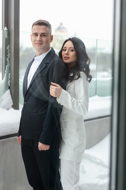 Hermosa pareja heterosexual abrazándose afuera en invierno