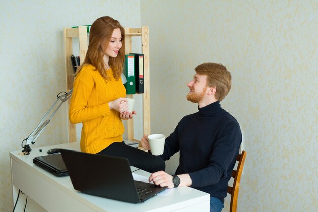 Hermosa pareja hombre y mujer trabajando en casa con portátiles