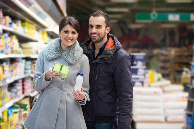 Hermosa pareja joven para compras de frutas y verduras en el departamento de producción de una tienda de abarrotes Supermercado Shallow Deep Of Field