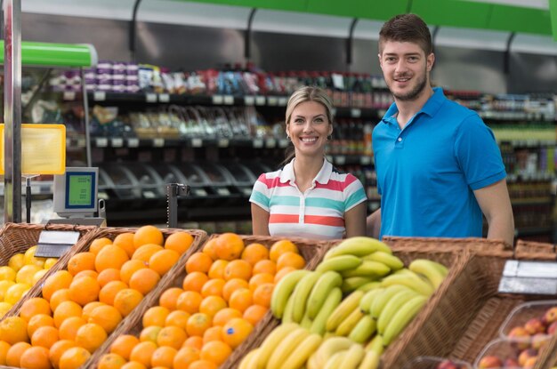 Hermosa pareja joven para compras de frutas y verduras en el departamento de producción de una tienda de abarrotes Supermercado Shallow Deep Of Field