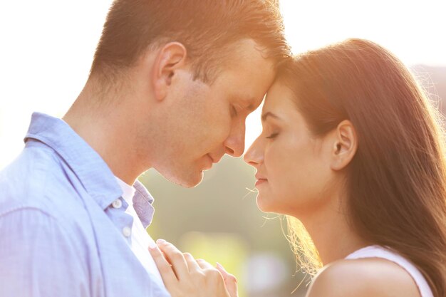 Hermosa pareja joven en el parque