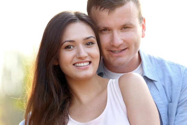 Hermosa pareja joven en el parque