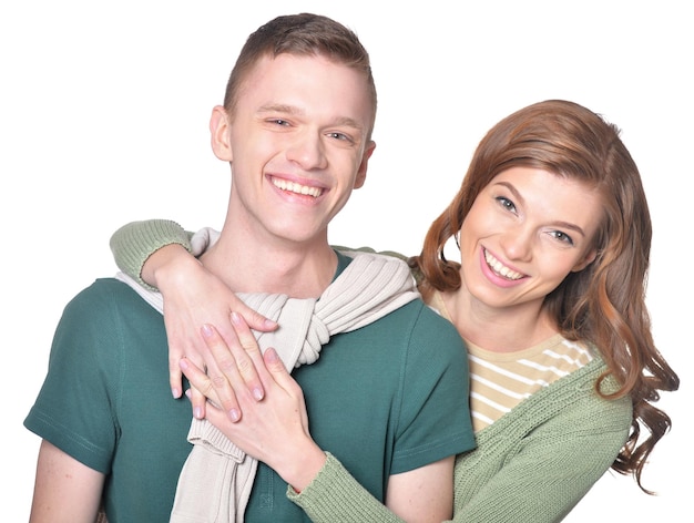 Hermosa pareja joven sobre un fondo blanco