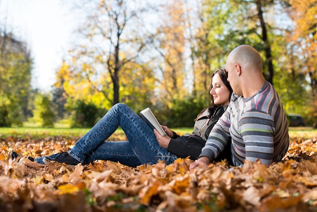 Hermosa pareja joven con tableta digital