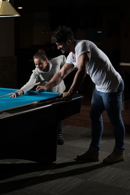 Hermosa pareja jugando al billar