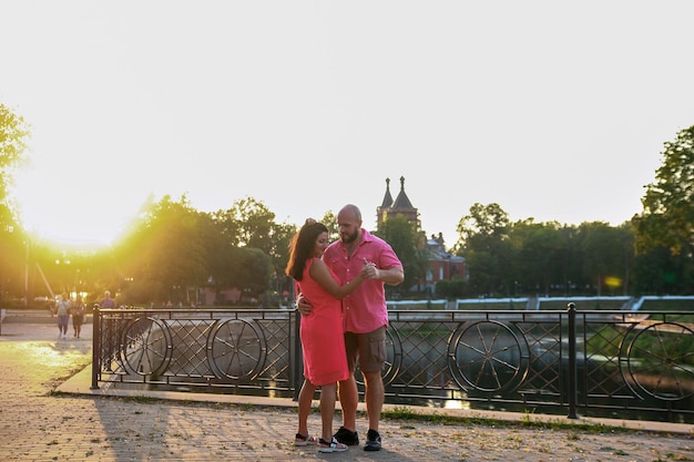 Hermosa pareja madura en las noches de verano al atardecer