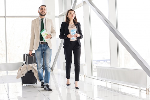 Hermosa pareja moderna en el aeropuerto