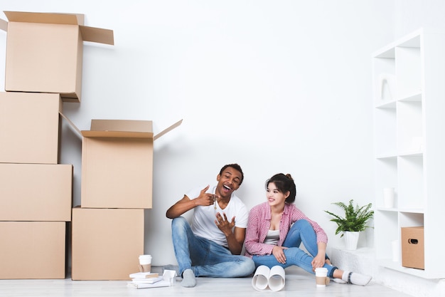 Hermosa pareja mudándose a una casa nueva