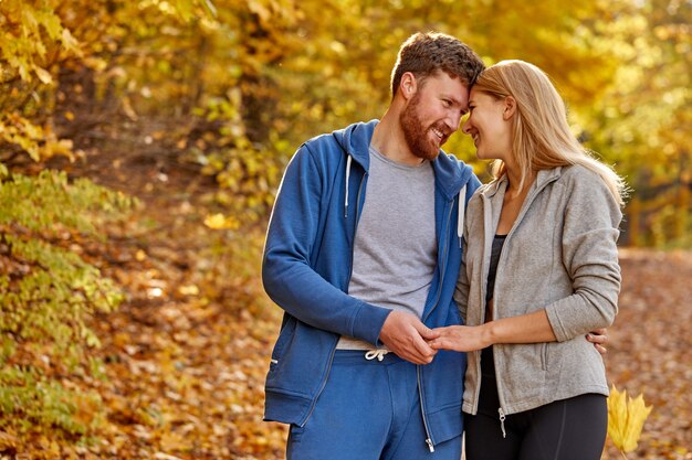 hermosa pareja en la naturaleza de otoño