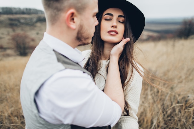 hermosa pareja en la naturaleza