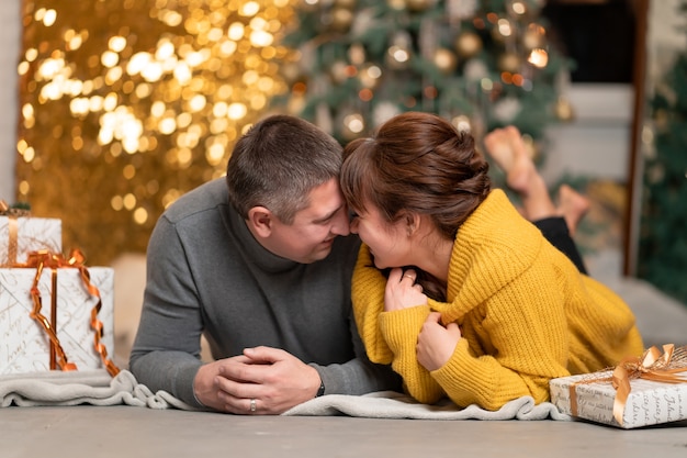 Una hermosa pareja en Navidad en una casa acogedora