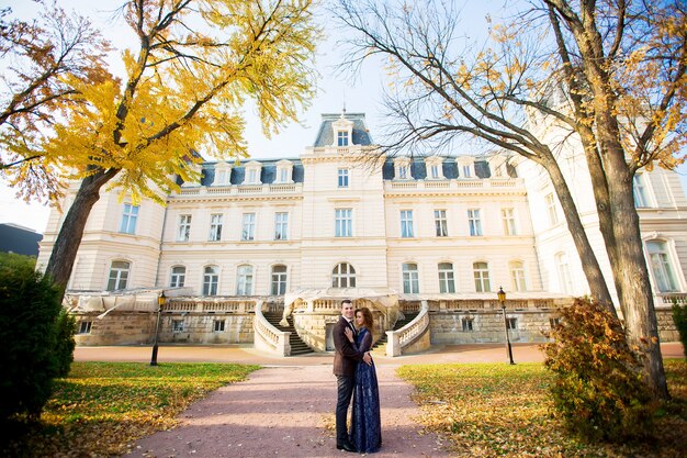 Hermosa pareja en la noche cerca de un castillo