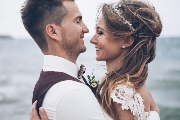 Hermosa pareja de novios boho